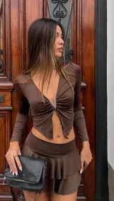 Top marrón de mangas largas con escote en V y detalle de strass en el centro.