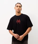 Remera boxy de algodón negro con cuello redondo, mangas cortas y estampa en la espalda con la inscripción "Spider-Man" en tono rojo con efecto desgastado.