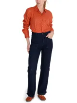 Pantalón de jean RKF modelo Noa, estilo cargo, color azul oscuro, de tiro alto y corte recto. Confeccionado en algodón orgánico con tecnología Natural Flex.