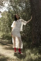 Zapatos tipo ballerina color beige, con taco de 4 cm y diseño semi cerrado.