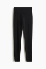 Leggings de yoga negros de tiro alto, confeccionados con tejido funcional SoftMove™ y tecnología Lycra® Sport para un efecto segunda piel y mayor elasticidad. Incorporan DryMove™ para absorber el sudor. Cuentan con cintura ancha plegable y un bolsillo pequeño lateral.