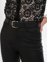 Cinturón negro de cuero con hebilla metálica plateada.