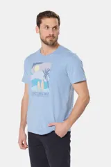 Remera de manga corta color gris con estampado de paisaje costero con palmeras y tablas de surf.