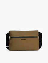 Cartera mensajera color marrón con correa de tela negra con el logo de Tommy Hilfiger. Tiene dos bolsillos con cremallera, uno principal y otro interior.