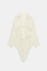 Blusa semitransparente de cuello solapa con escote en pico y manga larga tipo murciélago. Presenta un panel central con botones forrados y detalle de aplicación de encaje a tono. El bajo tiene un acabado asimétrico.