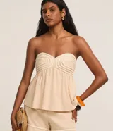 Blusa sin breteles Marfinno de viscolino color beige, con escote corazón, fruncidos, lastex en la espalda y detalles de cuerdas aplicadas en el busto.