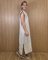 Vestido midi verde militar de rayas verticales blancas, con cuello alto con volados, mangas cortas con volados y cierre frontal completo de botones.