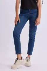 Pantalón de jean tipo skinny en color azul oscuro, de corte ajustado y tiro medio.