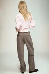 Pantalón de tiro medio con pernera recta, bolsillos delanteros y falsos bolsillos traseros de doble vivo. Cuenta con cierre frontal de cremallera, botón interior y ganchos.