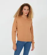 Buzo cerrado básico de punto con mangas largas y sisa desplazada, confeccionado en 100% algodón de color tostado con diseño liso.