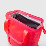 Mochila cooler de diseño funcional en color fucsia vibrante. Cuenta con correas de hombro reforzadas con el logo de la marca estampado, un bolsillo frontal con cierre y un compartimento principal amplio. El material exterior es resistente y el interior está diseñado para mantener la temperatura de los alimentos.