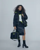 Campera puffer negra con detalles en verde flúor.