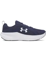 Championes de running Under Armour Assert 11, color azul marino con entresuela blanca y logo de la marca en contraste. Cuentan con parte superior de malla transpirable, superposiciones de cuero resistente y amortiguación Charged+ Cushioning.
