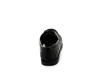 Zapato náutico de cuero color negro, con cordones y suela de goma.