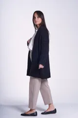 Cárdigan negro tejido con diseño de ochos, corte holgado y bolsillos frontales.