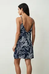 Vestido corto negro de tirantes finos con escote redondo, de corte suelto y fluido.
