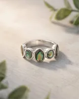 Anillo de plata 925 con incrustaciones de nácar abulón en forma circular.