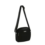 Bandolera Terrano de diseño compacto y funcional, confeccionada en lona resistente de color negro. Cuenta con cierre metálico galvanizado en el compartimento principal y un bolsillo frontal adicional. Incluye una correa larga ajustable con el logo de la marca estampado.