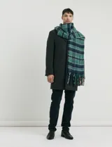 Sobretodo 3/4 de paño, color gris oscuro, con cuello solapa, cierre frontal de botones, manga larga y bolsillos laterales de ribete.