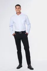 Pantalón gris de gabardina, corte clásico, con bolsillos laterales y traseros.