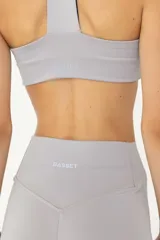 Calza larga gris de tiro alto, confeccionada en tejido de poliéster y elastano.