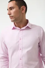 Camisa rosa claro de algodón con cuello clásico y mangas largas.