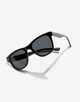 Lentes de sol unisex Hawkers, modelo One Pair, con montura rectangular negra y lentes polarizadas grises.