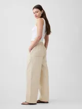 Jean de corte wide leg con diseño a rayas en tonos neutros, cintura elástica con cordón de ajuste y bolsillos laterales.