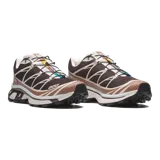Championes Salomon XT-6, calzado de trail running adaptado para uso urbano. Diseño en color negro, gris, rojo y blanco, con sistema de cordones de ajuste rápido Quicklace y suela de gran tracción.