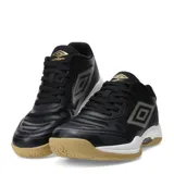 Championes de fútbol sala Umbro modelo Grip Pad, color negro con detalles en dorado y blanco. Presentan una suela de goma color caramelo diseñada para superficies de interior, con refuerzos en la puntera y laterales para mayor durabilidad.