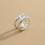 Anillo de plata 925 con diseño de doble banda entrelazada.