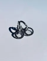 Aros tipo argolla dorados con dije circular de resina transparente y strass color fucsia.