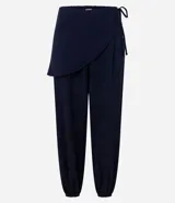 Pantalón modelo aladim confeccionado en jacquard de viscosa, con diseño floral en relieve, cintura elástica y superposición asimétrica en el delantero que forma un canesú redondeado.