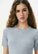 Camiseta de manga corta confeccionada en tejido acanalado, con cuello redondo y ajuste al cuerpo.