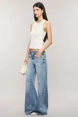 Jeans de tiro medio con diseño wide leg, lavado japan blue con roturas estratégicas y desgastes localizados.