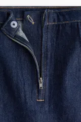 Pollera mini evasé de denim azul oscuro, con costuras pespuntadas a contratono y corte ligeramente acampanado.