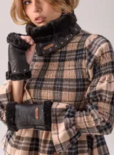 Guantes sin dedos de cuero negro con detalles de piel sintética en los bordes, tachas metálicas y etiqueta con el logo de la marca.