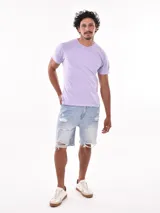 Remera de corte regular con cuello redondo y mangas cortas, confeccionada en tejido de algodón con efecto lavado.