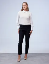 Pantalón de gabardina elastizada color negro, marca Sioni, con pretina ancha elastizada y bolsillos inclinados en la parte delantera.