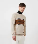 Suéter masculino de corte slim confeccionado en tejido de punto color beige. Presenta un diseño de rayas horizontales contrastantes en el pecho en tonos marrón y azul marino, cuello redondo, mangas largas y terminaciones en rib en puños y bajo.