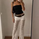 Pantalón de encaje blanco con diseño floral semitransparente, de corte recto y tiro mid-rise, con elástico en la cintura.