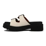 Sandalia Vizzano de mujer con plataforma y suela flatform negra estilo chunky, capellada de tiras dobles en color blanco con hebillas metálicas plateadas ajustables.