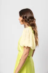 Blusa verde con cuello redondo y mangas cortas abullonadas.