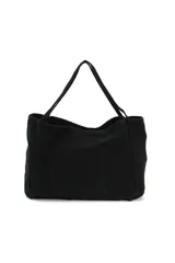 Bolso tote negro de tela con asas de hombro.