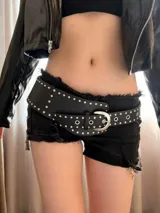 Cinto tipo faja de cuero sintético negro con diseño ancho, tachas metálicas plateadas y hebilla central grande.