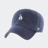 Gorra de béisbol color borgoña, marca 47 Brand, modelo Clean Up. Presenta el logo de los Dodgers bordado en blanco en el frente y el logo de la marca en el lateral.