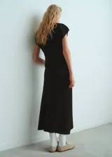 Falda midi de tejido de punto fino, con diseño evasé y cintura elástica de tiro medio.