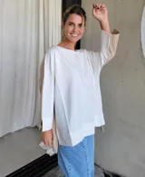 Remerón blanco de corte holgado con mangas largas y puños anchos.