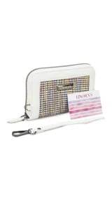 Billetera mediana con cierre perimetral, confeccionada en cuero sintético rosa y detalle central de tejido tipo telar con rayas verticales en amarillo, rosa y negro. Incluye correa de mano desmontable y placa metálica con logo de la marca.