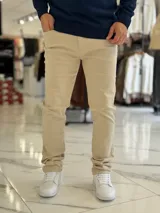Pantalón de jean color beige, de corte recto y tiro estándar.